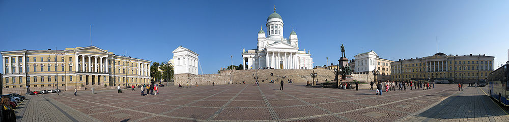 Сенатская площадь.Слева — Хельсинкский университет, в центре — Кафедральный собор, справа — здание сената (Государственного совета) (фин.)русск.
