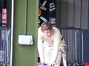 Сёртис выталкивает болид Формулы-Рено на трассе Оултон Парк в 2008.