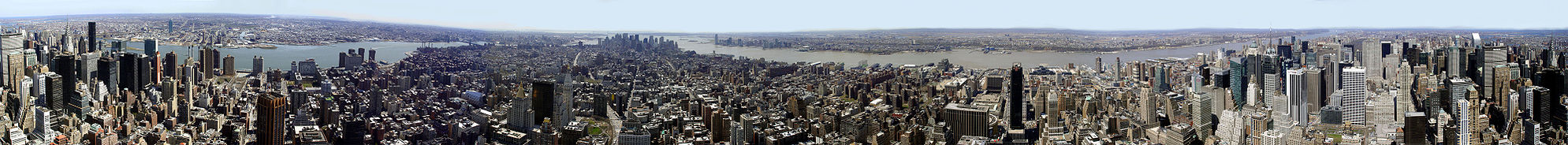 Панорамный снимок 360° Нью-Йорка со здания Эмпайр-Стейт-Билдинг весной 2005 года.