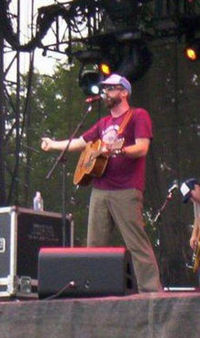 Лидер групы Джон МакКри на фестивале Lollapalooza 2005.