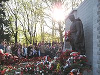 Бронзовый солдат на Военном кладбище Таллина