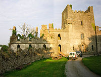Замок Леп, вид с замкового двора