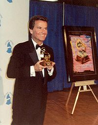 Дик Кларк за кулисами церемонии вручения «Грэмми» в 1990 году
