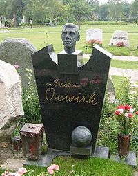 Ehrengrab Ernst Ocwirk.jpg