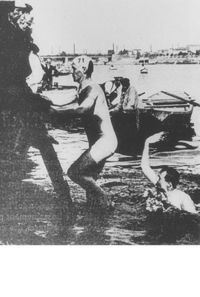 Фредерик Лейн выходит из воды после одного из заплывов на Играх