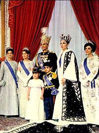 Коронация супруги шаха Ирана в 1967 г. Принцесса Шахназ (третья слева)