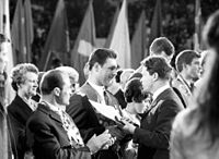 Первый секретарь ЦК ВЛКСМ Евгений Тяжельников (справа) вручает знак «Спортивная доблесть» делегату XVI съезда комсомола Игорю Ромишевскому. Москва, 1970