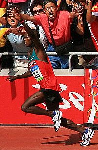 Ванджиру после победы в марафоне на Олимпиаде в Пекине