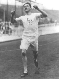 Уиндхем Холсуэлл во время повторного забега на 400 м в 1908 году