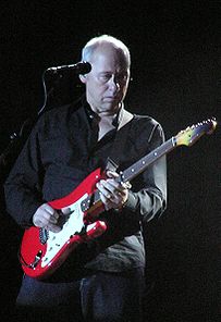 Марк Нопфлер и красный Fender Stratocaster в 2006 году