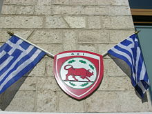 Blason et drapeau grec commémoration jour du non.JPG