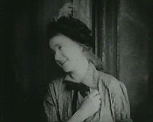 Intolerance, 1916, la ragazza (Mae Walsh) ha ricevuto la promessa di matrimonio.jpg