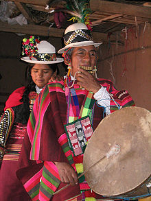 Mujeres aymara con siku y caja - flickr-photos-micahmacallen-85524669 (CC-BY-SA).jpg