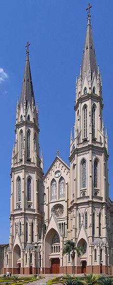 Santa Cruz do Sul catedral vertical 2005-03-21.jpg