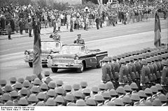 Bundesarchiv Bild 183-1988-1007-010, Berlin, 39. Jahrestag DDR-Gründung, Parade.jpg