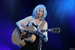 Emmylou Harris with guitar.jpg