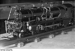 Bundesarchiv Bild 102-08688, Modell einer D-Zug-Lokomotive.jpg