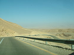 Highway 40 (Israel) at the Ramon Crater.jpg