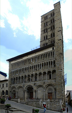 Фасад церкви Санта-Мария-делла-Пьеве в Ареццо