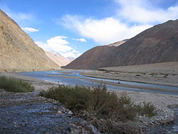 Karakash River in the Western Kunlun Shan, seen from the Tibet-Xinjiang highway.jpg