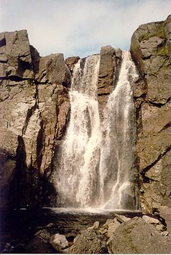 Водопад в месте, где река Махон спадает с плато Комера (Comeragh)