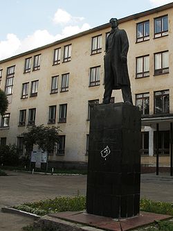Статуя Маяковского у третьего здания ВГПУ