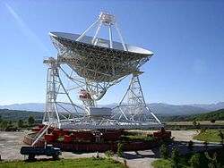 Радиотелескоп РТФ-32 в обсерватории «Зеленчукская», на фоне Эльбруса. Осень 2004 года.