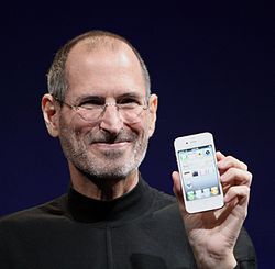 Джобс держит белый iPhone 4 на Worldwide Developers Conference в 2010 году