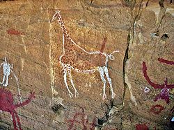 Наскальное изображение жирафов и других животных в местности, которая сейчас является пустыней