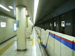 Toei-I05-Shiba-koen-station-platform.jpg