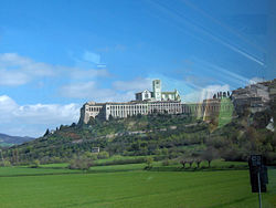 Вид с южной стороны на монастырь Сакро-Конвенто и церковь Сан-Франческо с кампаниллой