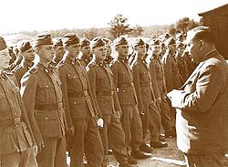 Хяльмар Мяэ разговаривает с солдатами 20-й дивизии СС (1944)