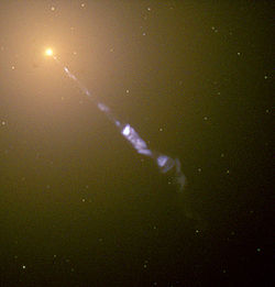 Галактика M87. Из центра галактикивырывается релятивистская струя