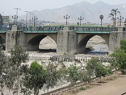 Мост через Римак в черте Лимы.