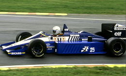 Рене Арну за рулём Ligier JS27 на Гран-при Великобритании 1986 года в Брэндс-Хэтч