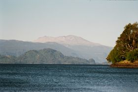 Вулкан Пуйеуэ 21.03.2008 г. Вид с одноимённого озера.