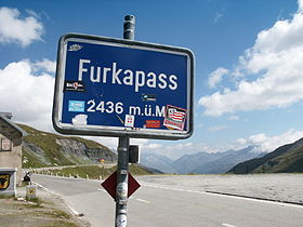 Указатель высоты на автодороге через перевал Фурка