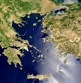 Фото со спутника. На севере — акватория Эгейского моря, на юге — Критского.
