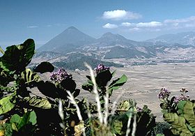 Левее центра — конус вулкана Санта-Мария, справа от него — вершина Серро-Кемадо (1988 г.). Снимок Смитсоновского институа.