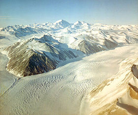 1956 год. Вид с воздуха на ледник Бирдмора.