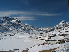 Вид с перевала Бернина у горного приюта Ospizio Bernina в направлении Понтрезины