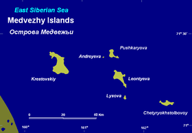Медвежьи острова, крайний справа — Четырёхстолбовой.