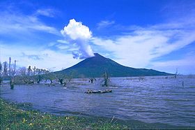 Вулканическая активность вулкана Момотомбо в 2005 г.. Вид со стороны озера Манагуа