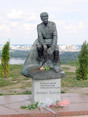 Monument of Leonid Fyodorovich Bykov in Kiev.jpg