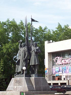 Памятник возле Дворца спорта, 2007