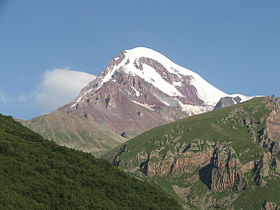 Вершина Казбека летом. Вид со стороны посёлка Степанцминда, Грузия (2007 г.).