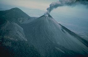 Вулкан Пакая в 1976 г. Снимок USGS.
