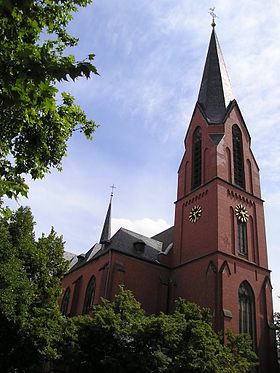 Фасад церкви с колокольней