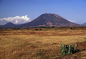 Вулкан Усулутан (1999 г.). Снимок Смитсоновского института.