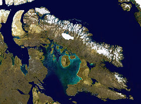Остров Баффинова Земля, в южной его части два озера, верхнее из которых - Неттиллинг, нижнее - Амаджуак